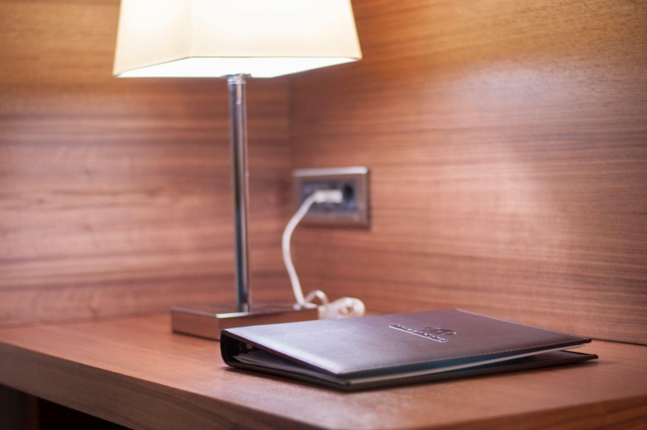 Margi Hotel Edirne Exteriér fotografie A lamp plugged into a wall socket